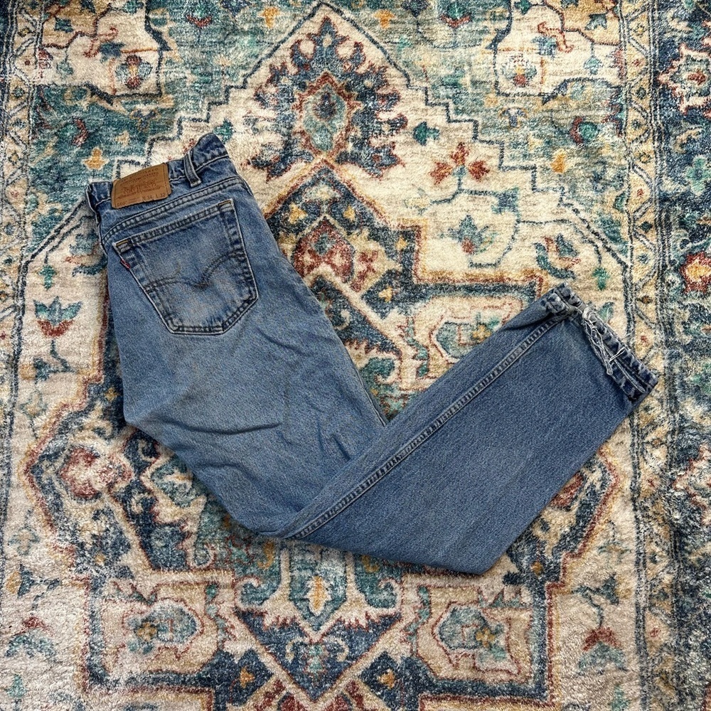 Vintage 90s Levi’s 505 Dostressed Lightwash Blue Jeans Size 33